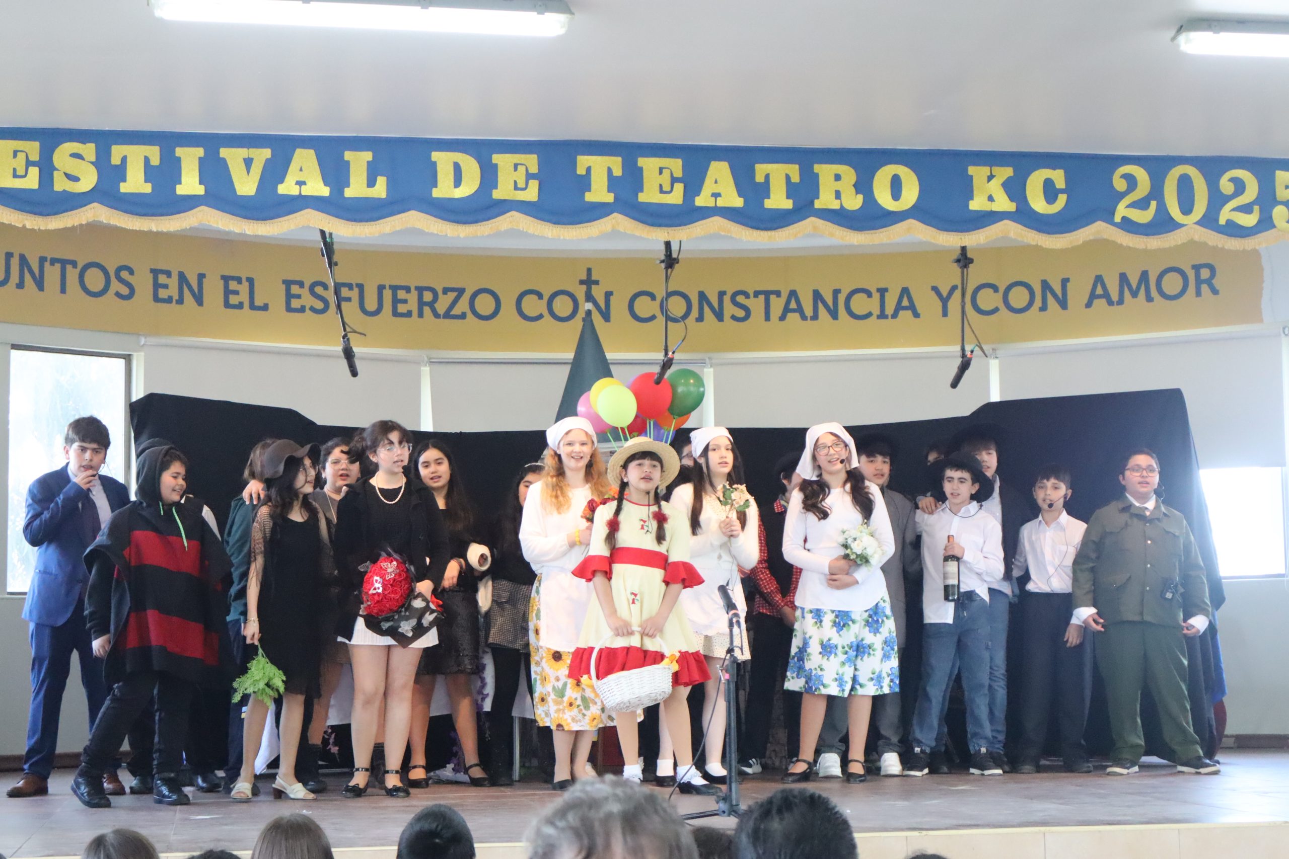 Sextos básicos presentan obra Teatral Pérgola de las Flores