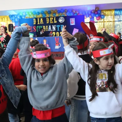 Kingstonianos celebran el día del estudiante con actividades recreativas y mensajes para la comunidad