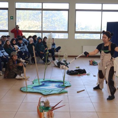Estudiantes de Kingston College participan en obra de teatro medioambiental junto a empresa Atacagua