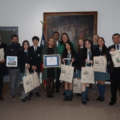 Autoridades regionales destacan el Colegio Kingston College por iniciativas medio ambientales