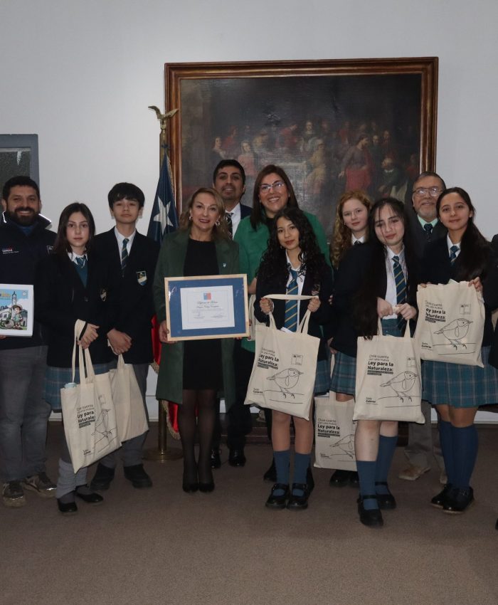 Autoridades regionales destacan el Colegio Kingston College por iniciativas medio ambientales