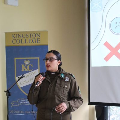 Carabineros de Chile realiza charla sobre violencia en el pololeo para estudiantes de ciclo medio