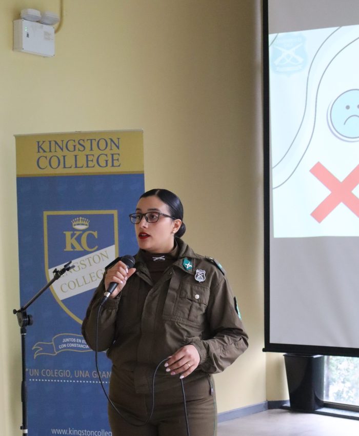Carabineros de Chile realiza charla sobre violencia en el pololeo para estudiantes de ciclo medio