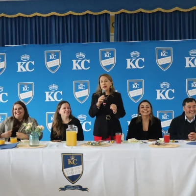 Kingston College da la bienvenida a estudiantes nuevos