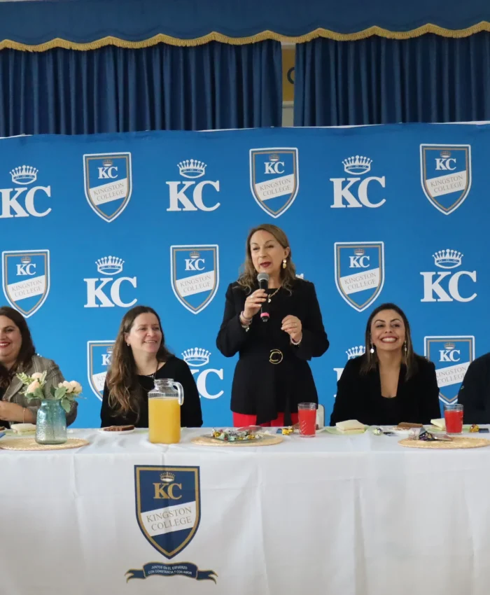 Kingston College da la bienvenida a estudiantes nuevos