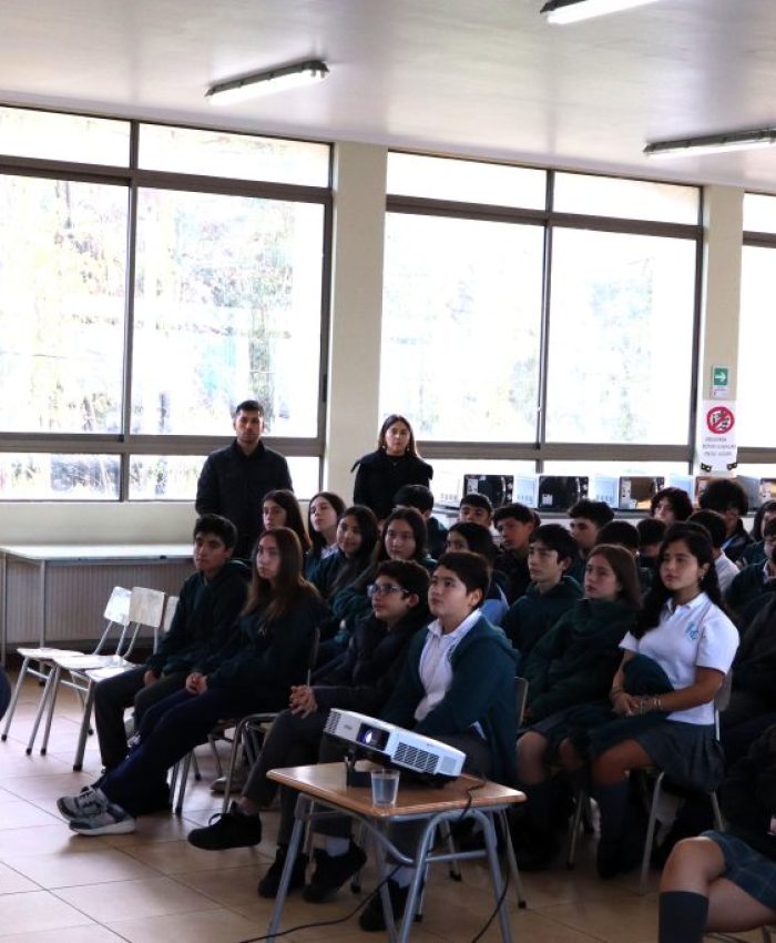 Estudiantes de ciclo medio reciben charla sobre conciencia legal y formación ciudadana desde lo cotidiano