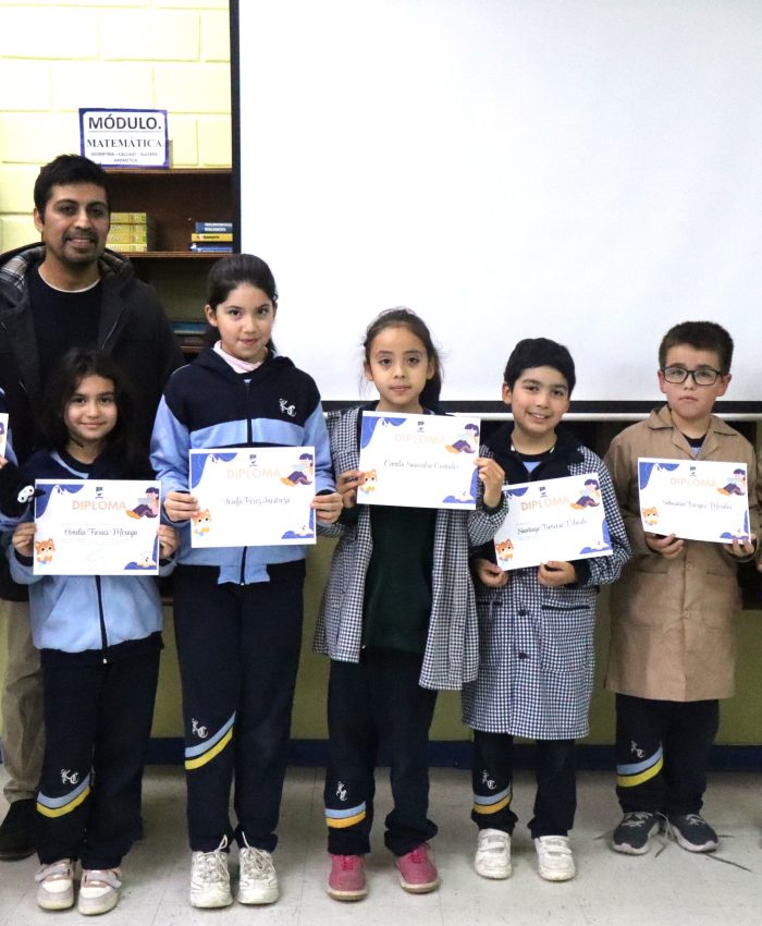 Premian a ganadores del concurso autores kingstonianos