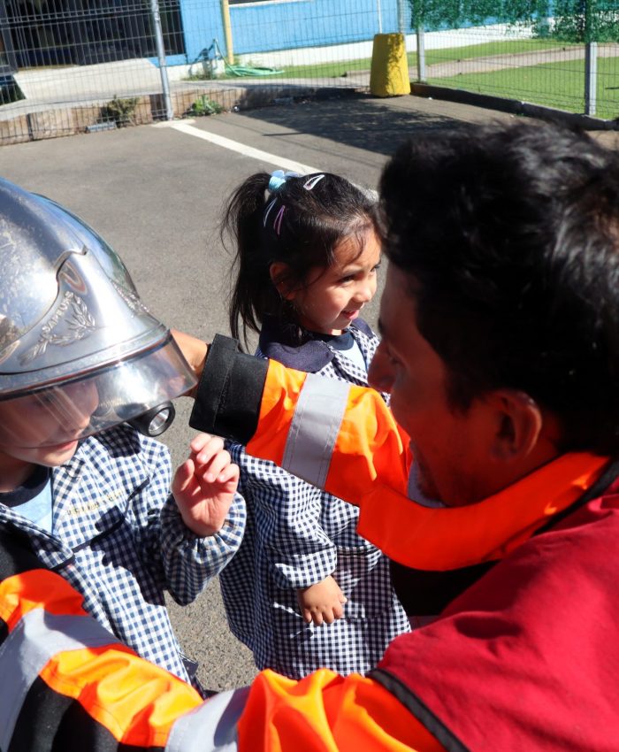 Colegio reconoce a la 3° Compañía de Bomberos de Concepción por su aporte a la comunidad educativa