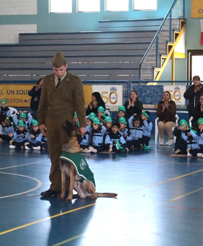 Carabineros visitan Kingston College en jornada educativa