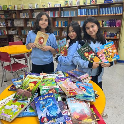 Comunidad kingstoniana se une para campaña de libros