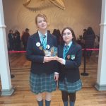 Estudiantes ganan concurso nacional con proyecto de bioplásticos a base de eucalipto y repollo morado​