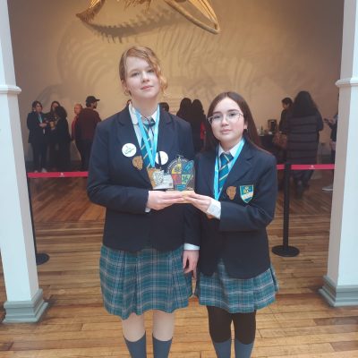 Estudiantes ganan concurso nacional con proyecto de bioplásticos a base de eucalipto y repollo morado​