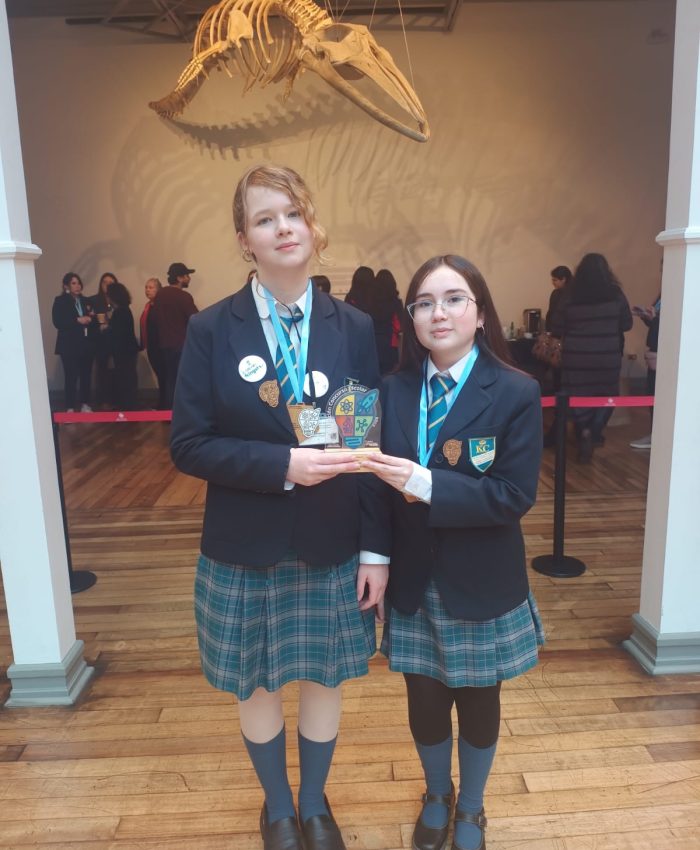 Estudiantes ganan concurso nacional con proyecto de biopl&aacute;sticos a base de eucalipto y repollo morado​